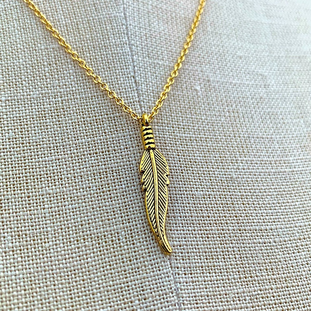 NWT Sterling Silver Plated Chain & Alloy Feather Charm Necklace